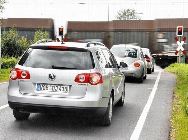 Langes Stehen an Ampeln oder im Stau treibt den Spritverbrauch in die Höhe und schadet der Umwelt. Abhilfe schaffen sogenannte Start-Stopp-Systeme. Foto: VW/gp